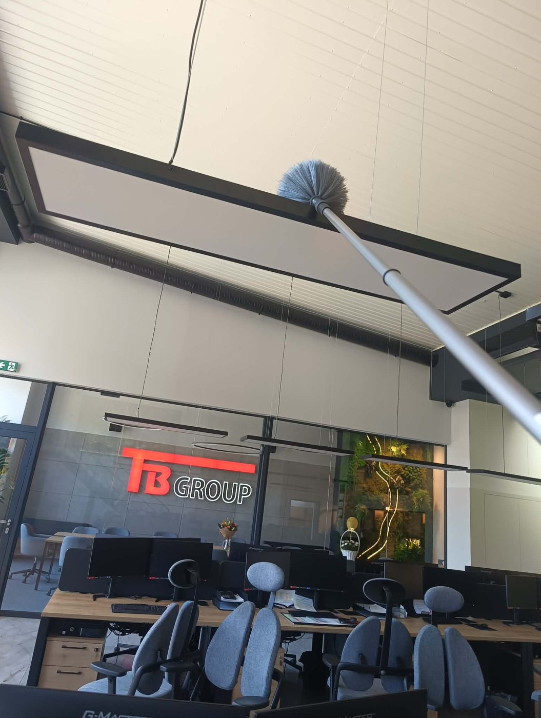 Usuwanie kurzu z lamp w nowoczesnym biurze