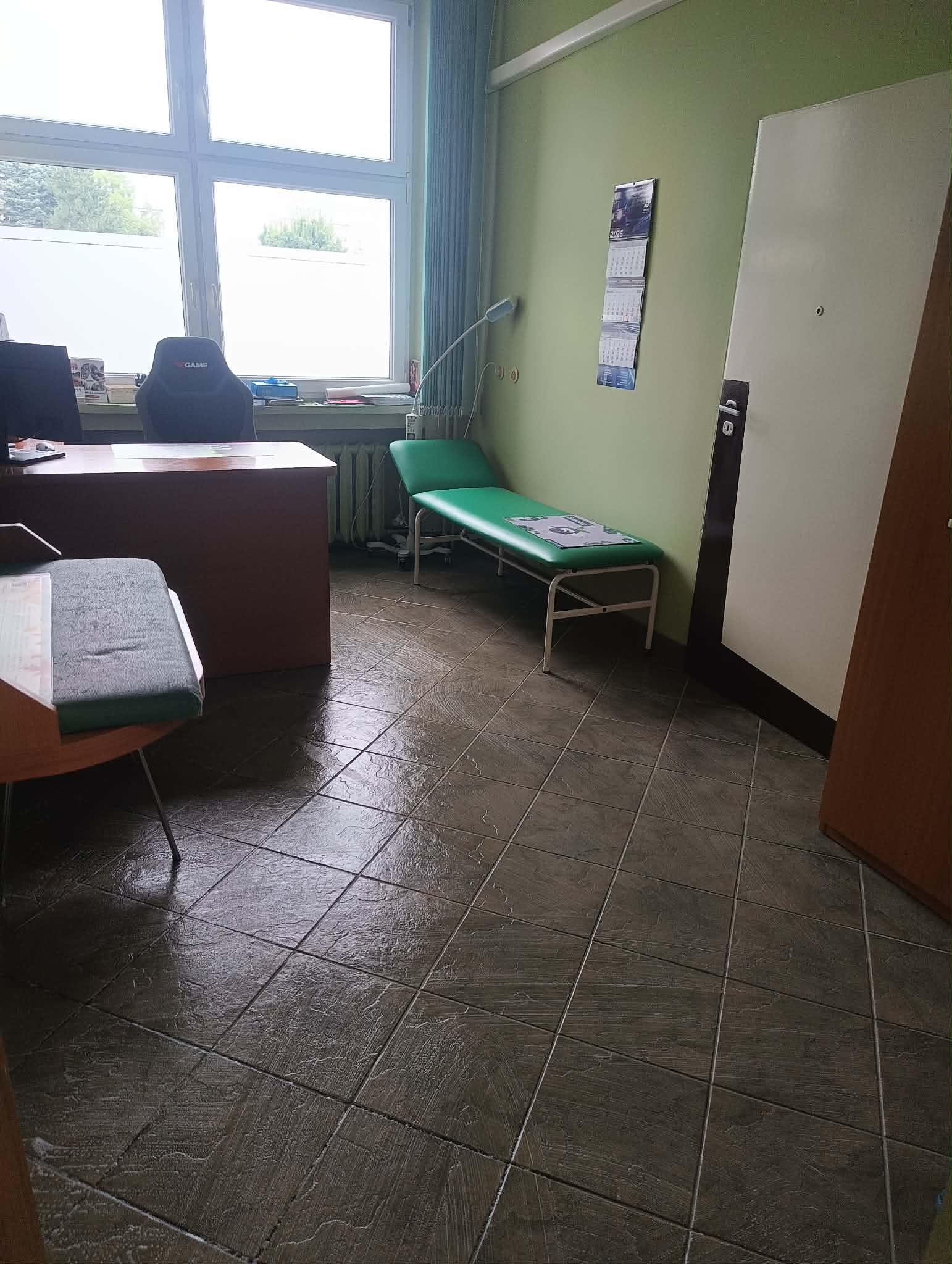 Czysty gabinet z błyszczącą, ręcznie umytą posadzką