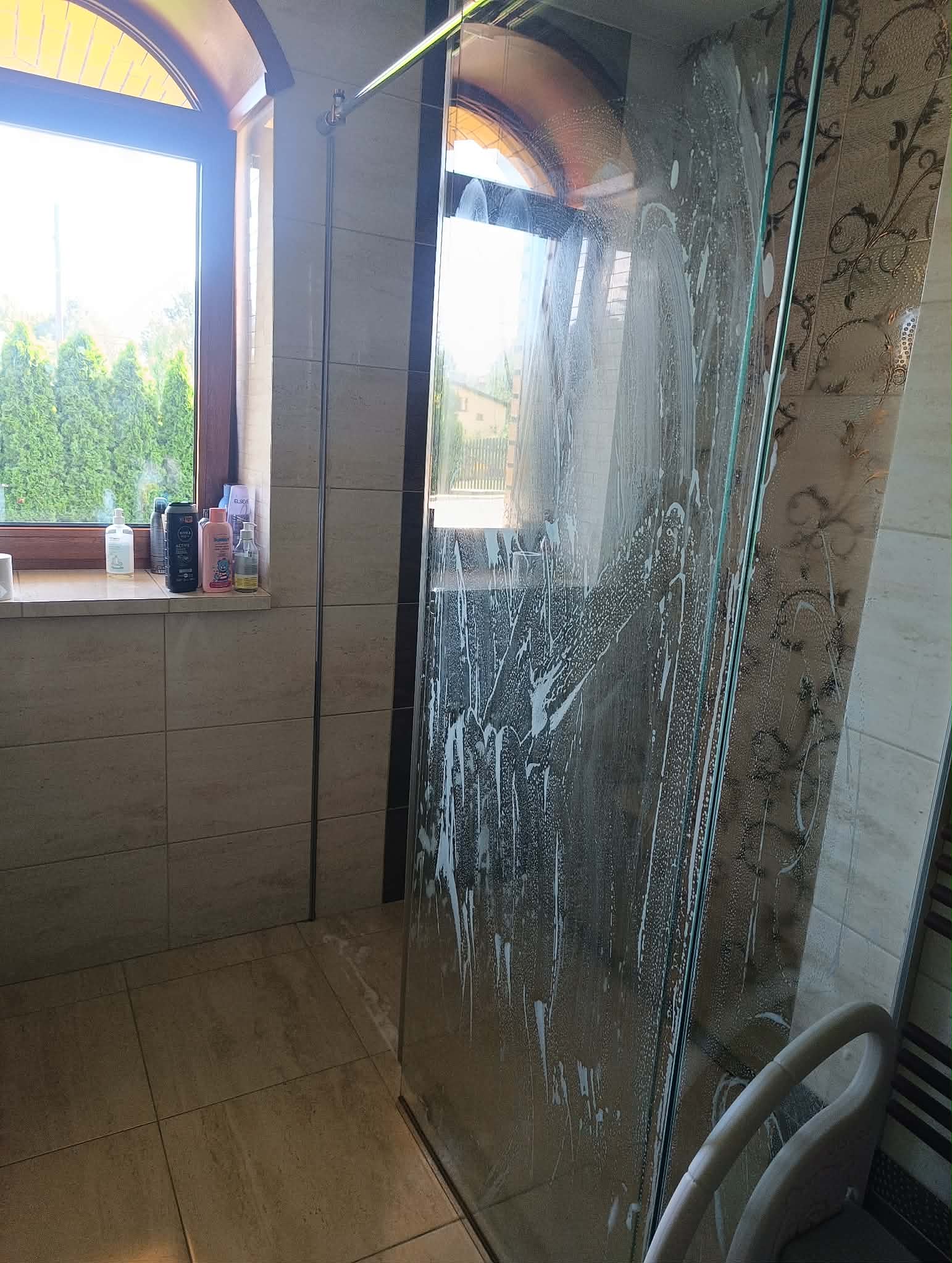 Kabina prysznicowa w trakcie czyszczenia